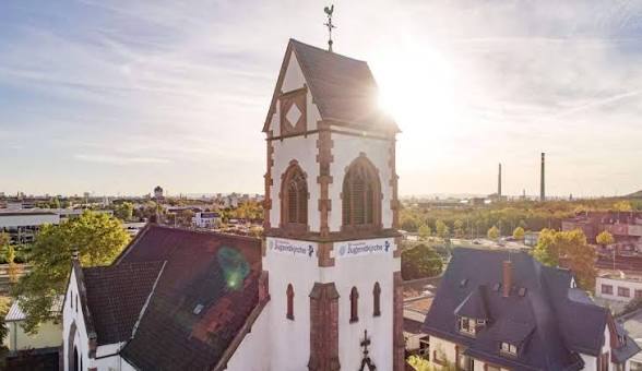 Pauluskirche Mannheim-Waldhof im Abendlicht